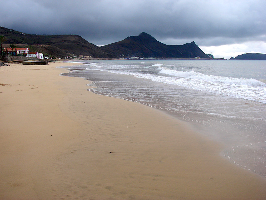Portugal/Inseln/Madeira/Porto Santo: Strand an der Südküste, Blick gen Westen